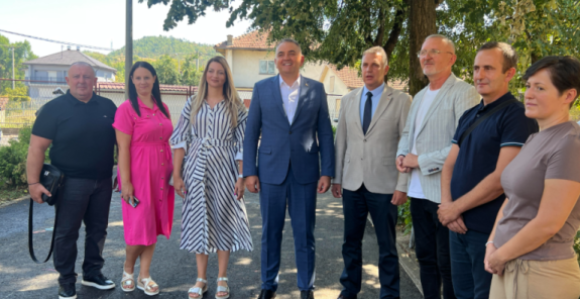 Izborna godina i briga za đake: Minić dijelio udžbenike