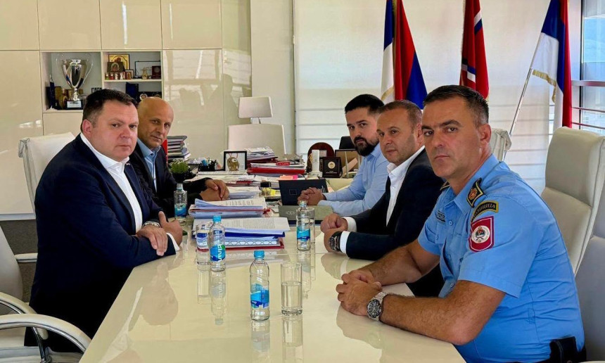 Бабаљ и Вуковић: Грађани страхују, а ви дијелите признања