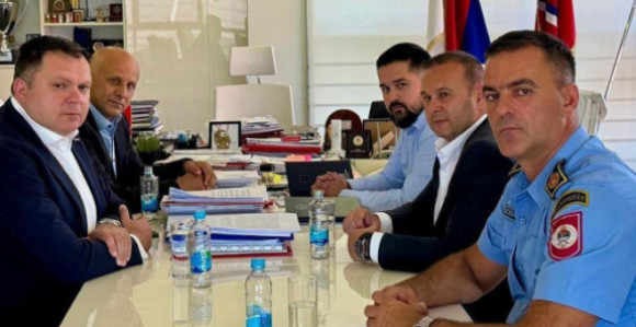 Бабаљ и Вуковић: Грађани страхују, а ви дијелите признања