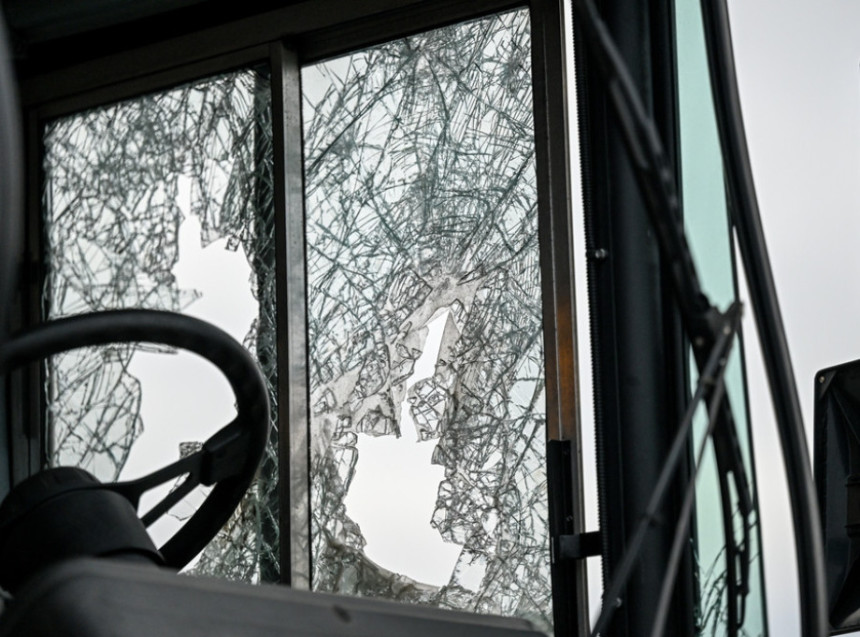 Nekoliko putnika stradalo u prevrtanju autobusa