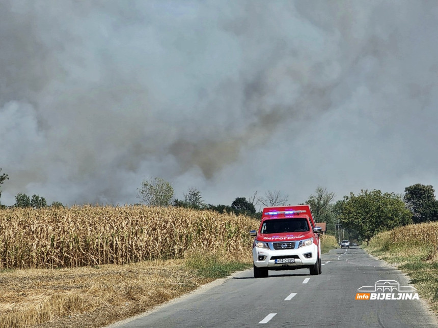 Амајлије код Бијељине: Пожар запријетио викенд насељу