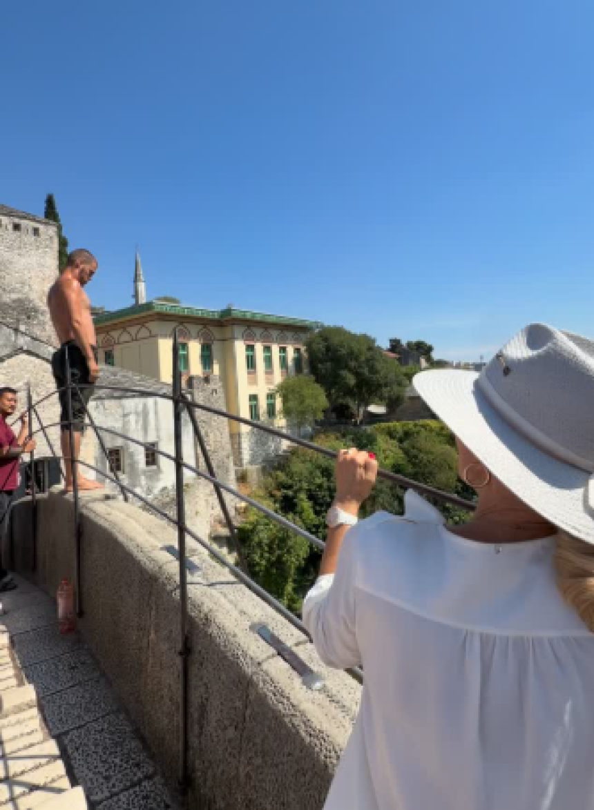 Muškarac zbog Lepe Brene skočio sa Starog mosta u Neretvu