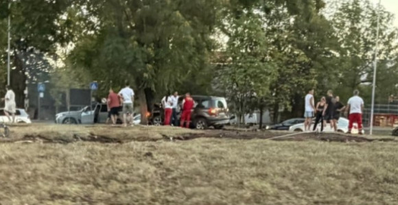 Udes u Banjaluci: Automobil udario u drvo u kružnom toku