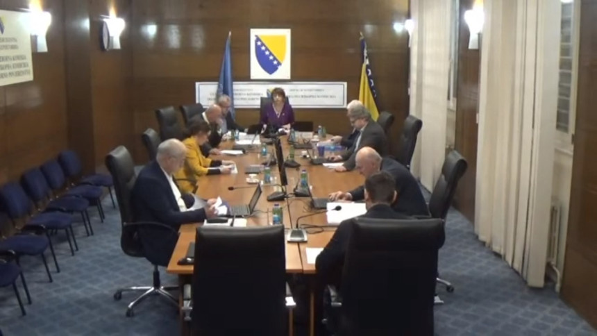 ЦИК казнио странке и функционере због преурањене кампање