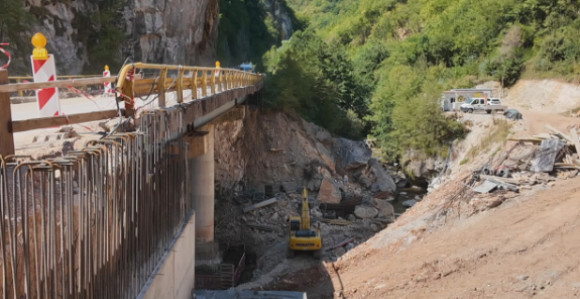 Rupa do rupe, odroni i obećanja: Putevi na istoku Srpske nikad gori!