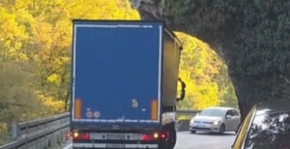 Opasna vožnja kroz kanjon Vrbasa, šleper se zamalo zaglavio