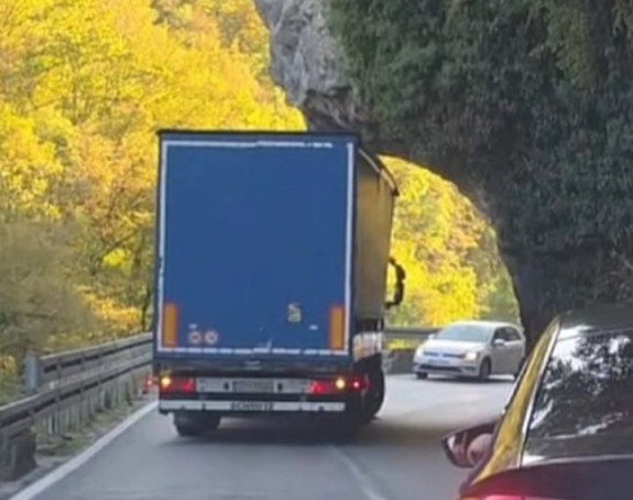 Opasna vožnja kroz kanjon Vrbasa, šleper se zamalo zaglavio