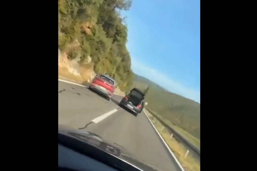 Мушкарац за длаку избјегао трагедију (видео)