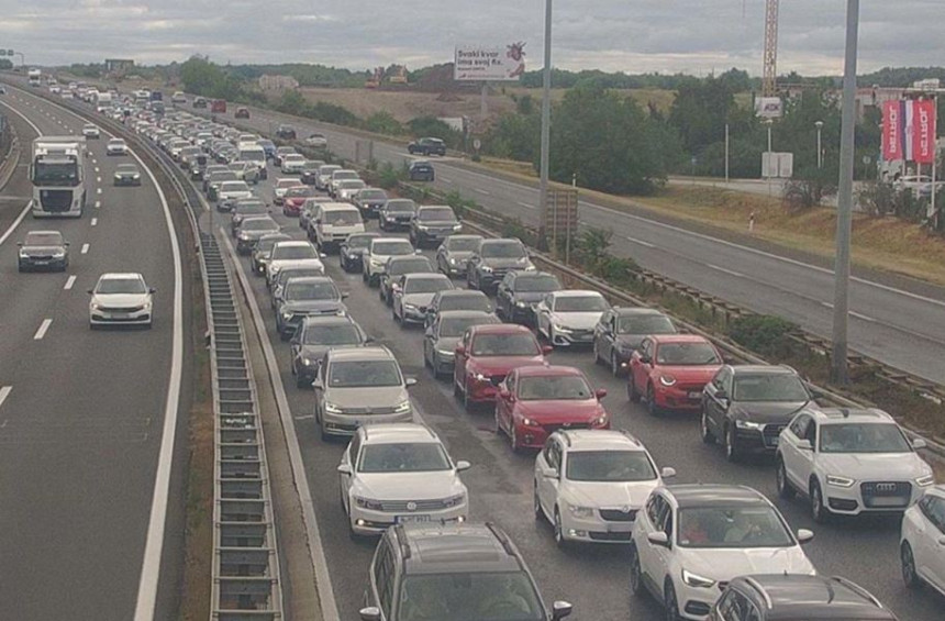 Kamion se prevrnuo preko dvije trake, kolona 22 kilometra