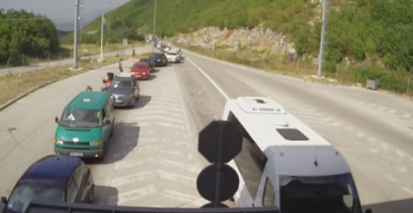 Duge kolone u oba smjera na graničnom prelazu Zupci