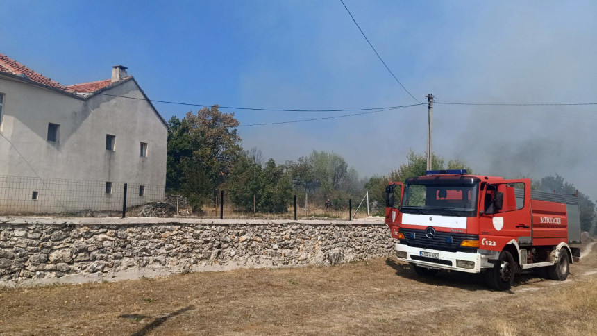 Пожар активан, али не угрожава људе и имовину у Требињу