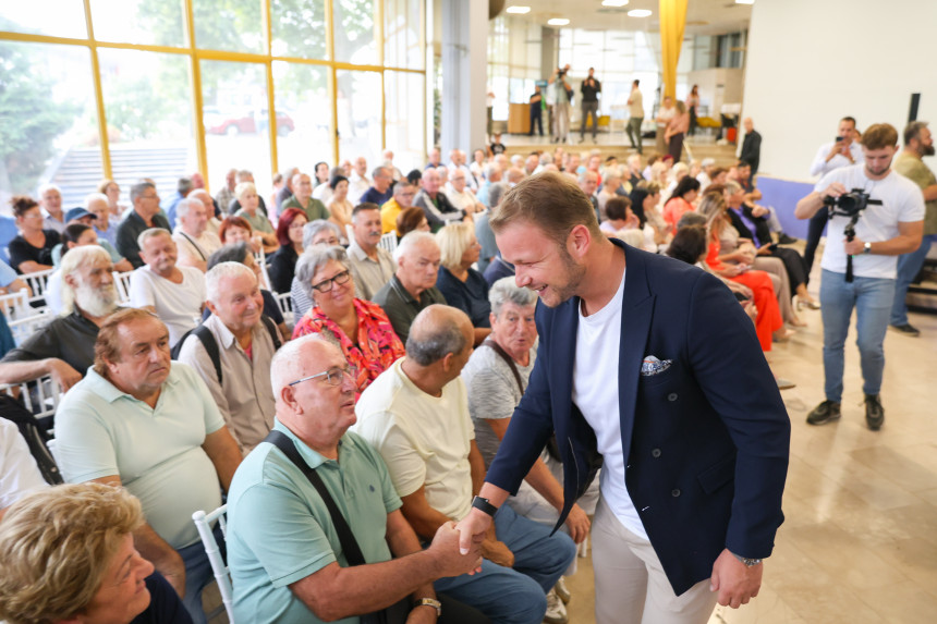 Stanivuković uručio nove karte za besplatan prevoz