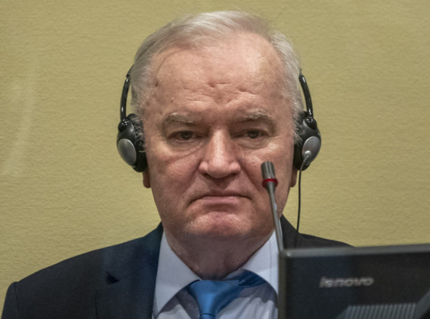 Породица чека инструкције Механизма у Хагу за преузимање тијела генерала Младића