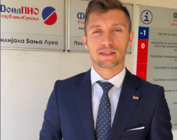 Власт од пензионера узима, а пред изборе дијели по 80 КМ