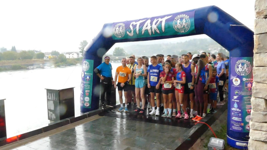 Ulicama Višegrada i obalama Drine trčalo više od 300 atletičara