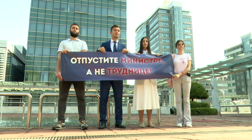 Посланици ПДП-а Влади: Отпустите министре, а не труднице