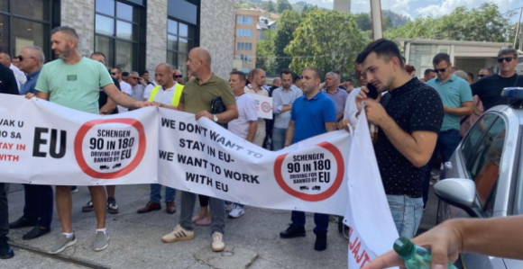 Протест превозника у Сарајеву: Траже дужи боравак у ЕУ или 14. септембра блокирају све границе