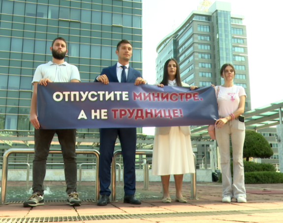 Посланици ПДП-а Влади: Отпустите министре, а не труднице