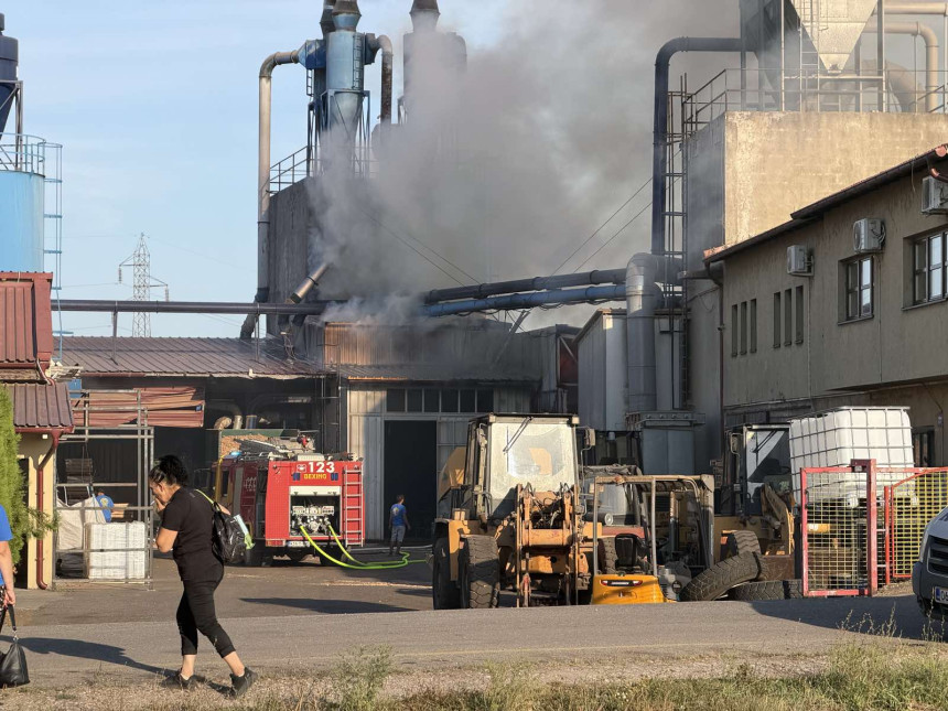 Bijeljina: Požar u pilani "Rašević", vatrogasci na terenu (VIDEO)