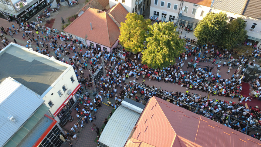 Video otkriva ono što SNSD skriva o tribini u Šamcu