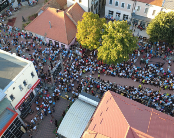 Video otkriva ono što SNSD skriva o tribini u Šamcu