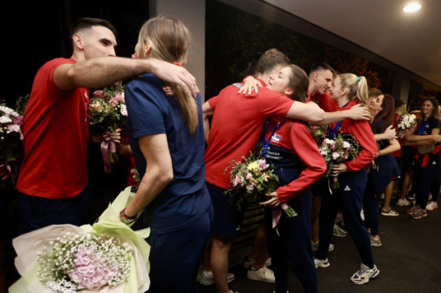 Одбојкашице Србије стигле у Београд, одбојкаши им приредили дочеку
