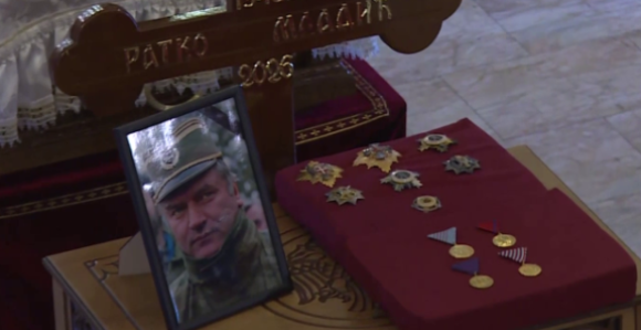 Срби се опраштају од генерала Ратка Младића: Ријека људи дуга око 4 км, поворка полако стиже на Топчидерско гробље (УЖИВО)