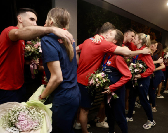 Одбојкашице Србије стигле у Београд, одбојкаши им приредили дочеку