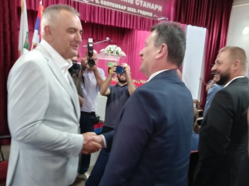 РУКОВАЊЕ РИВАЛА: Минић и Блануша очи у очи у Станарима