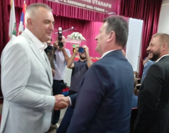 РУКОВАЊЕ РИВАЛА: Минић и Блануша очи у очи у Станарима