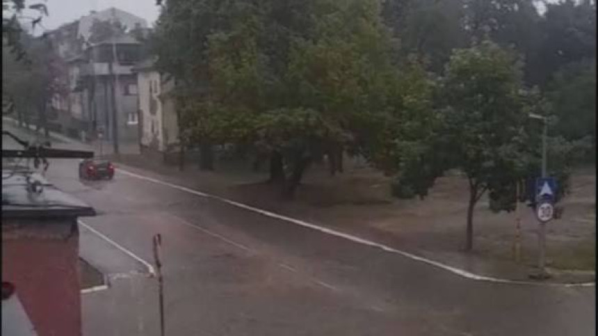 Данас могући јаки пљускови, град и олујни удари вјетра