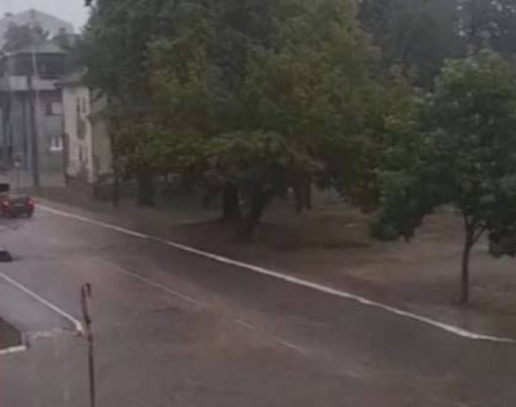 Данас могући јаки пљускови, град и олујни удари вјетра