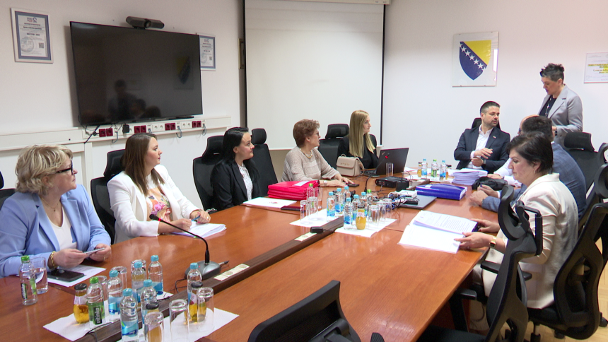 Једноставан законски процес претворен у политичку уцјену