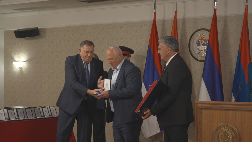 Минић и Каран статисти у Додиковом предизборном циркусу