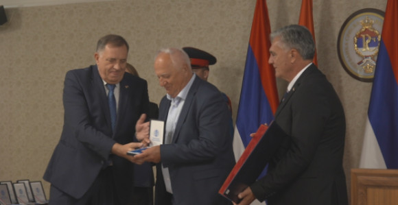 Минић и Каран статисти у Додиковом предизборном циркусу