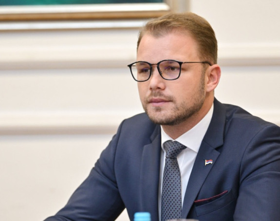 Снимање људи по ходницима и лажни портали јасне поруке: режим хвата паника од пораза