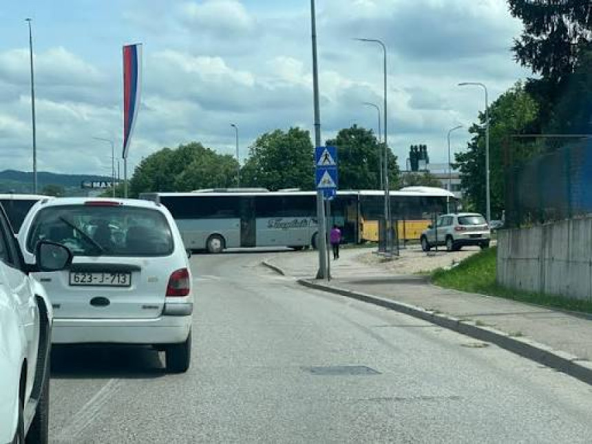 Vozači oprez: Kolone i klizišta usporavaju saobraćaj