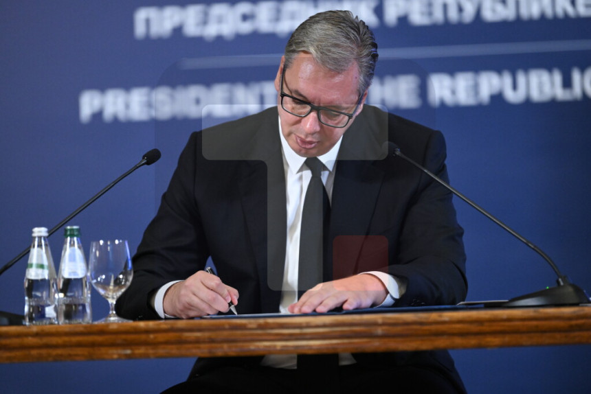 Predsjednik Srbije Aleksandar Vučić podnio ostavku