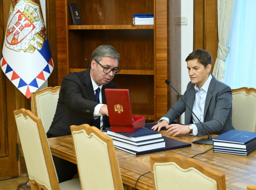 Вучић предао дужност предсједника Републике Србије Ани Брнабић