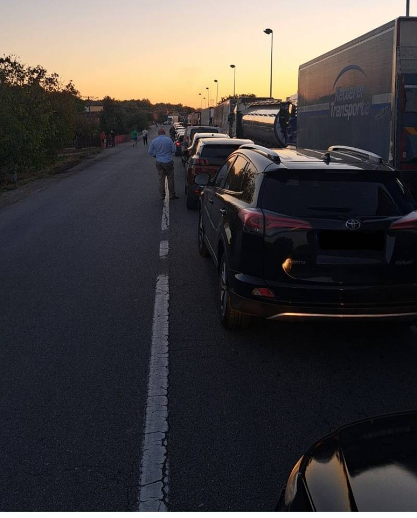 Ogromne kolone na Sremskoj Rači, pao sistem (FOTO)