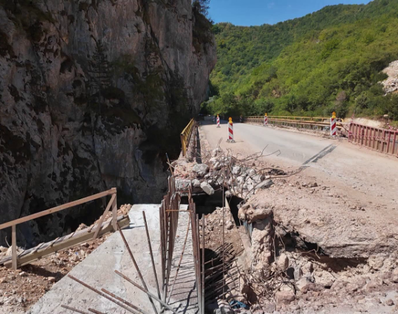 Нема ништа од обећане милијарде марака инвестиција у Фочу: Путеви остали катастрофални, рокови за градњу увелико се пробијају! (ВИДЕО)