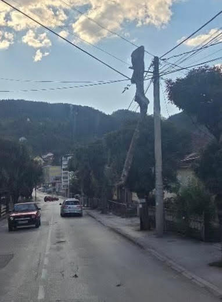 Rogatica: Kamion s balvanima zapeo za elektro-mrežu (VIDEO)