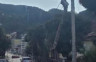 Rogatica: Kamion s balvanima zapeo za elektro-mrežu (VIDEO)