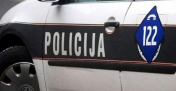 Малољетно дијете пало са пртљажника "БМВ" и погинуло