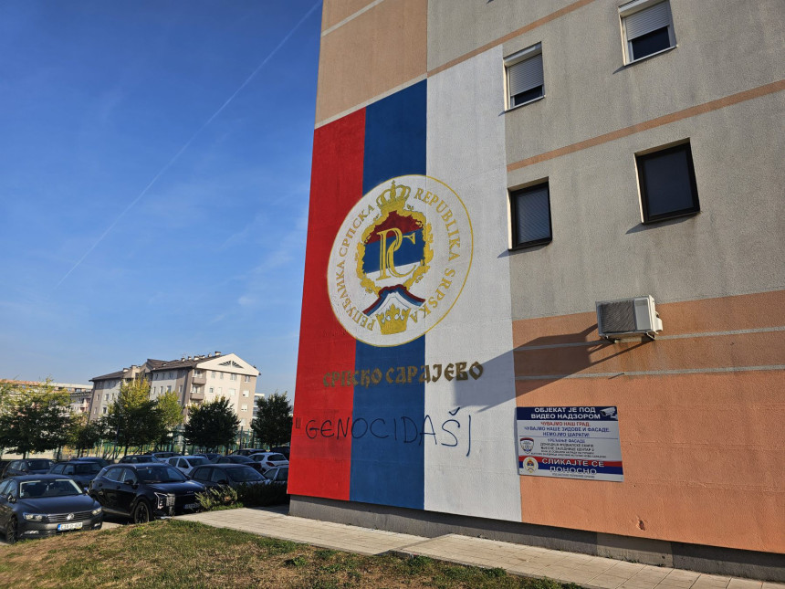 На српској тробојци у Источном Сарајеву увредљив натпис