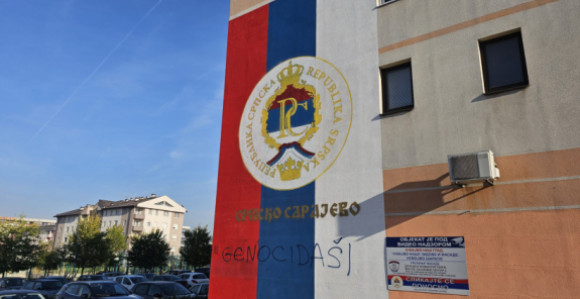 На српској тробојци у Источном Сарајеву увредљив натпис