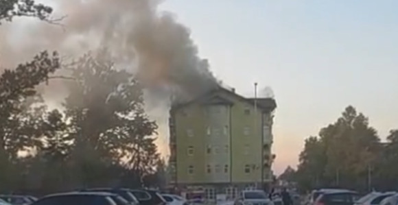 Gorjela zgrada u Srpcu, povrijeđen vatrogasac