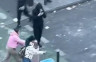 Париз: Туристкиње са коферима усред хаоса постале хит
