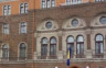 Uprkost zakonima i ustavu pojedinci i dalje u foteljama