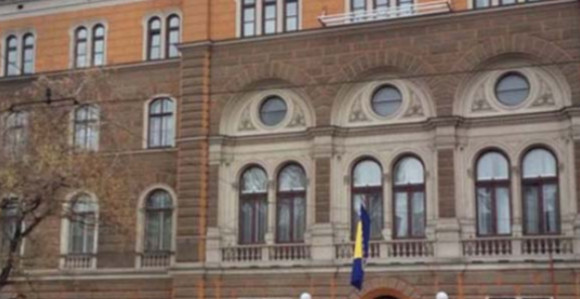 Uprkost zakonima i ustavu pojedinci su i dalje u foteljama